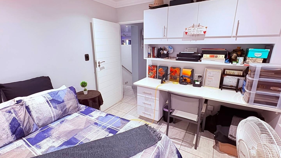 5 Bedroom Property for Sale in Reebok Western Cape